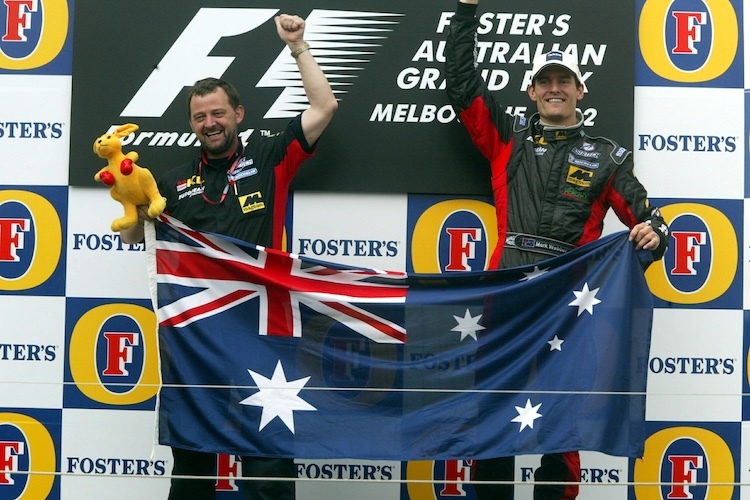 Minardi-Teambesitzer Paul Stoddart mit Mark Webber auf dem Siegerpodest von Melbourne 2002