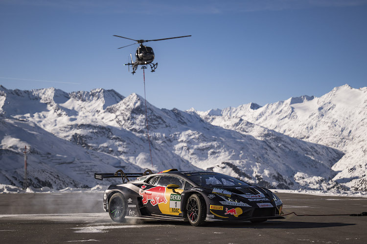 DTM-Rennwagen auf Schnee und Eis. Drifts auf einem der höchstgelegenen Heliports der Alpen. Hubschrauber. Drohnen. Spektakuläre Präsentation des 2025er Red Bull-Designs von ABT Sportline