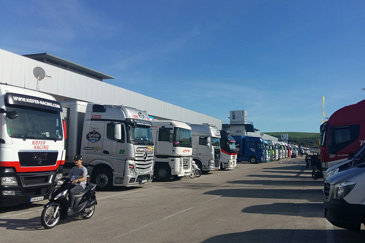 Die Moto3- und Moto2-Teams bereiteten sich derzeit auf den ersten Testtag am Mittwoch vor