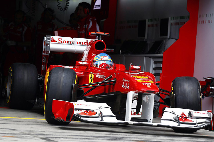 Fernando Alonso verlässt die Garage