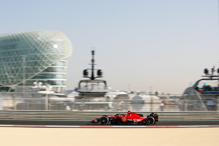 Carlos Sainz im Ferrari hält die Bestzeit