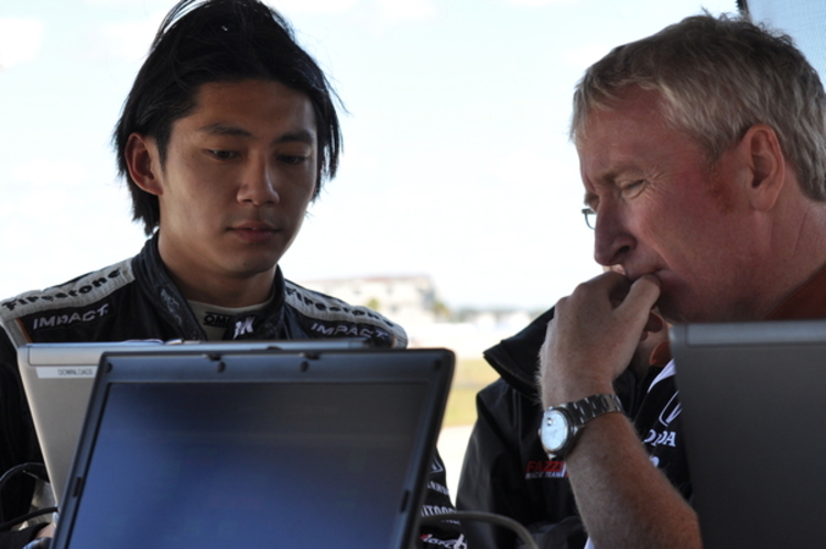 Ho-Pin Tung studiert Daten beim IndyCar-Test