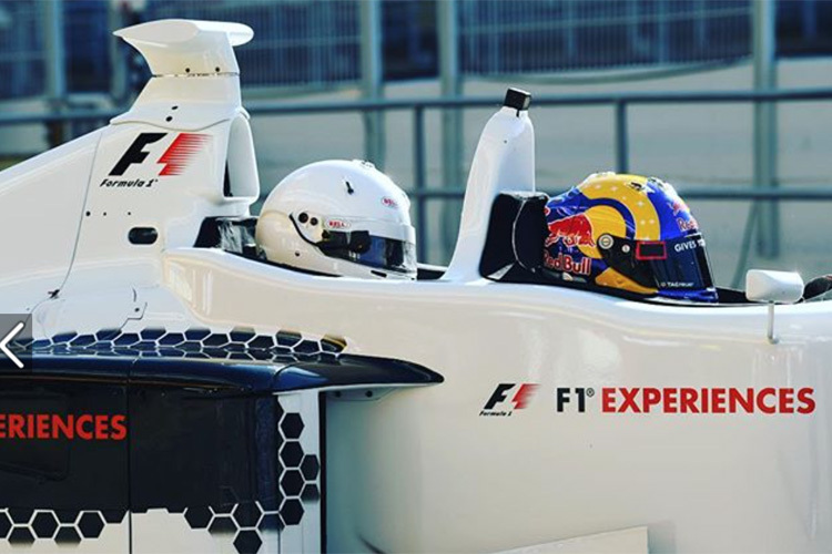 Patrick Friesacher mit einem Gast im Formel-1-Taxi