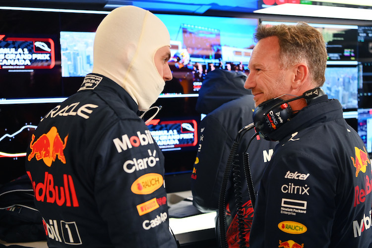 Red Bull Racing-Teamchef Christian Horner im Gespräch mit Max Verstappen