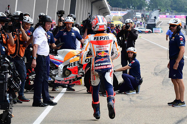 Q1 auf dem Sachsenring: Márquez springt nach dem Crash auf die Ersatz-Honda