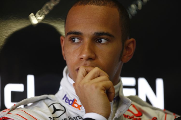 Lewis Hamilton macht keinen glücklichen Eindruck.