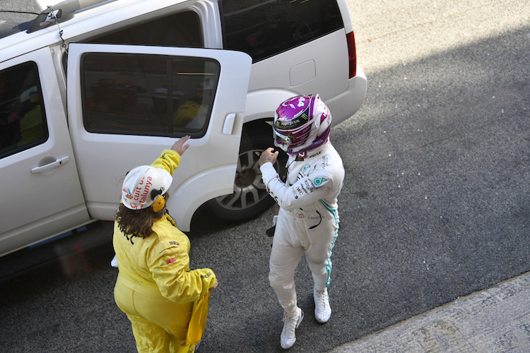 Nach 14 Runden musste Lewis Hamilton vom Mercedes in einen Nissan umsteigen