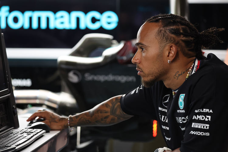 Lewis Hamilton gibt sich bei Fragen zu den Mercedes-Vertragsgesprächen wortkarg