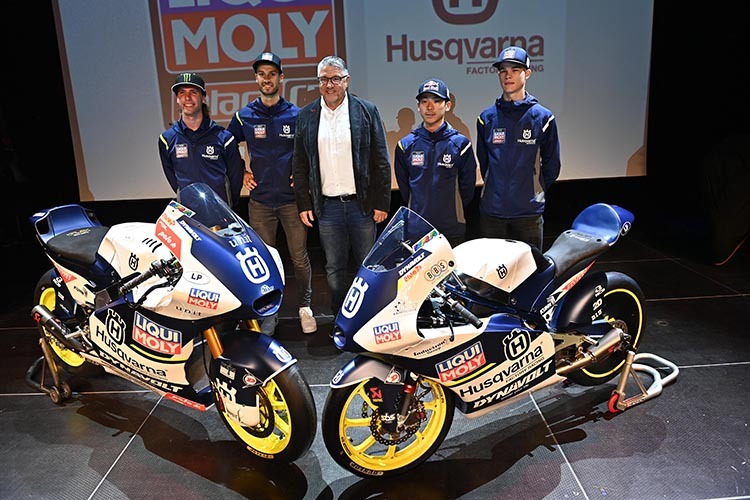 Die Moto2-Piloten Darryn Binder und Tulovic, Liqui-Moly-Marketing-Chef Peter Baumann, daneben Sasaki und Veijer