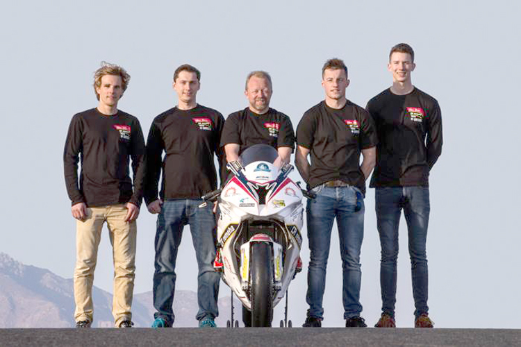 Das Team Van Zon-Remeha-BMW mit Teamchef Werner Daemen (Mitte)