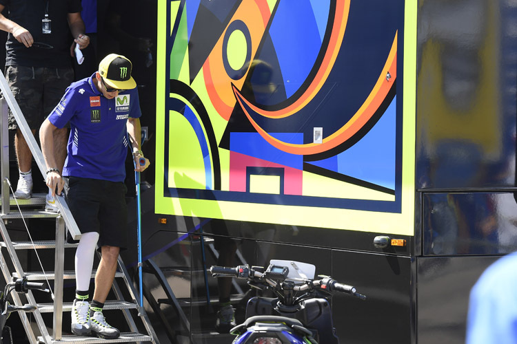 Valentino Rossi bewegt sich vorsichtig