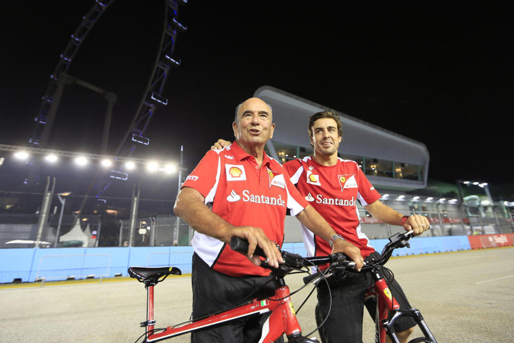 Emilio Botin und Fernando Alonso bei ihrer üblichen Radtour in Singapur