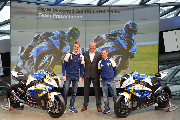 BMW-Chef Stephan Schaller (Mitte) mit Chaz Davies (li.) und Marco Melandri