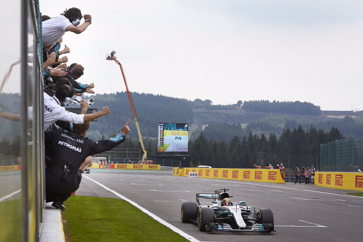 Die Mercedes-Truppe feiert Lewis Hamilton