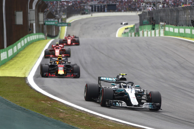 Typisches Bild: Die Autos von Mercedes, Red Bull Racing und Ferrari weit vor dem Rest der Formel-1-Welt