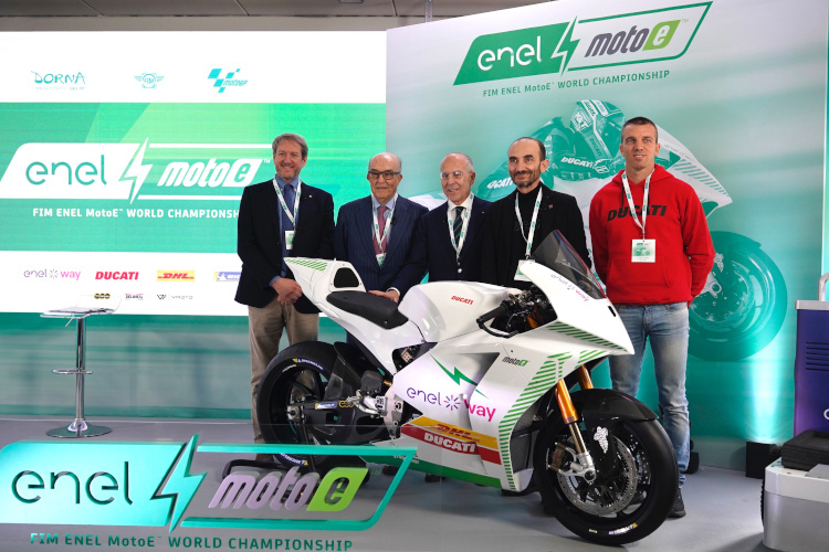 FIM-Vizepräsident Giovanni Copioli, Dorna-CEO Carmelo Ezpeleta, Enel-CEO Francesco Starace, Ducati-CEO Claudio Domenicali und Alex De Angelis