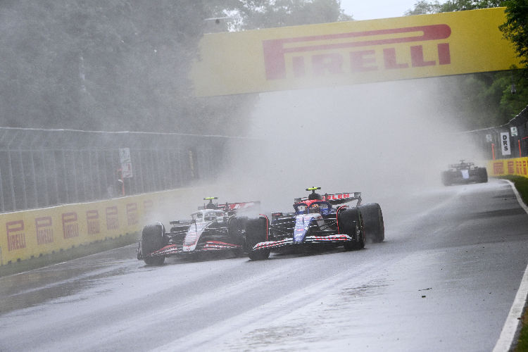 Yuki Tsunoda und Nico Hülkenberg im Duell im Regen. Später im Rennen crashte Tsunoda, Hülkenberg konnte knapp ausweichen