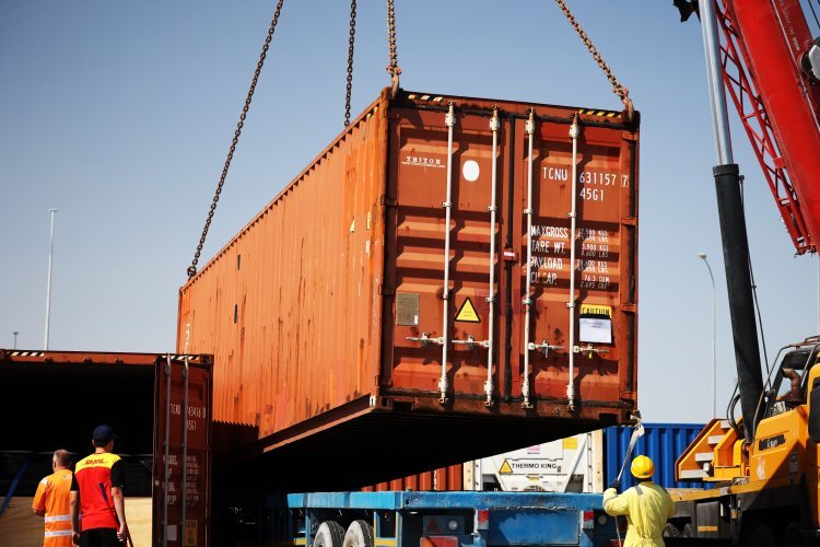 Auf der Strecke in Katar werden Container für den WEC-Auftakt ausgeladen