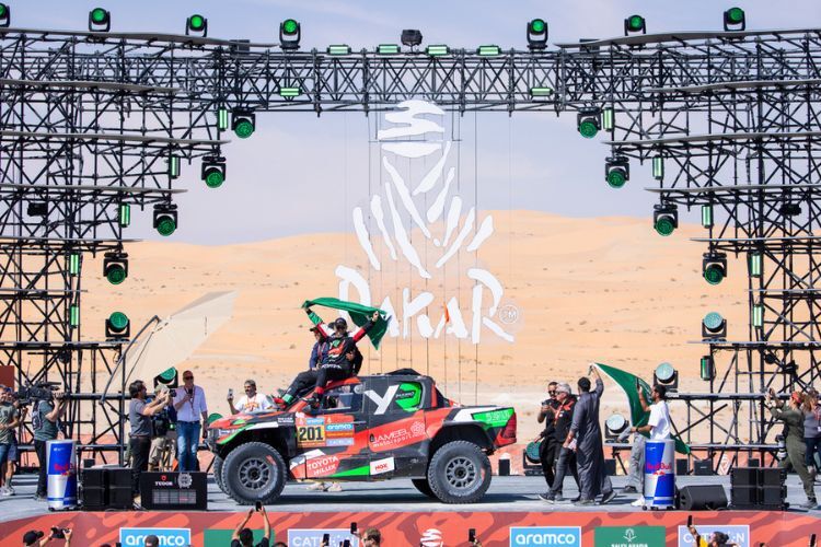 Riesenremmidemmi auf dem Podium: Toyota-Pilot Yazeed Al Rajhi ist allererster heimischer Dakar-Sieger