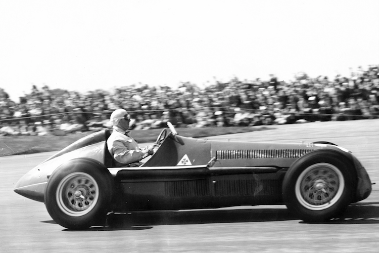 Farina mit seiner Alfetta beim britischen Grand Prix 1950