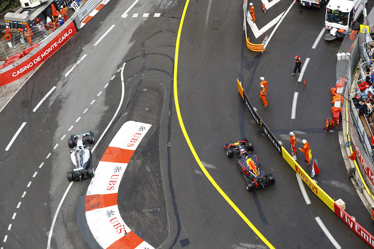 Daniel Ricciardo kommt nach dem verpatzten Boxenstopp hinter Lewis Hamilton auf die Bahn zurück