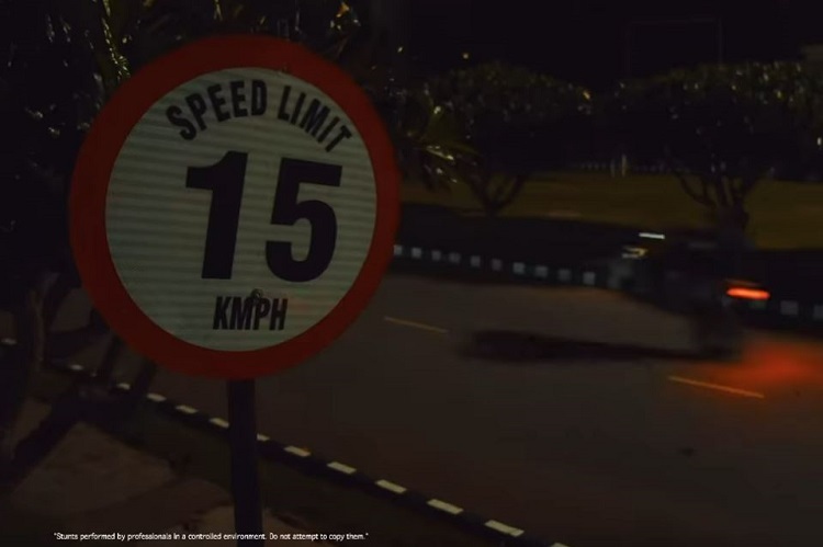 Hierzulande in einem Werbevideo undenkbar: Im Wheelie in die 15-Meilen-Zone