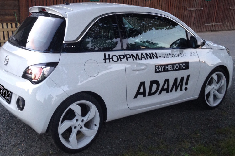 Welcher deutsche WM-Pilot fährt wohl diesen Opel Adam?