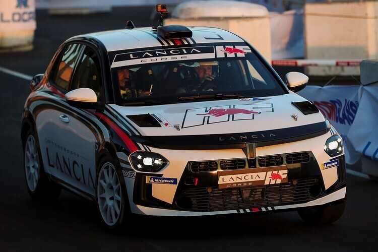 Im Rahmen der Trofeo Lancia drehte Rallye-Legende Miki Biaison in San Remo mit dem Cup-Auto ziemlich flotte Präsentationsrunden