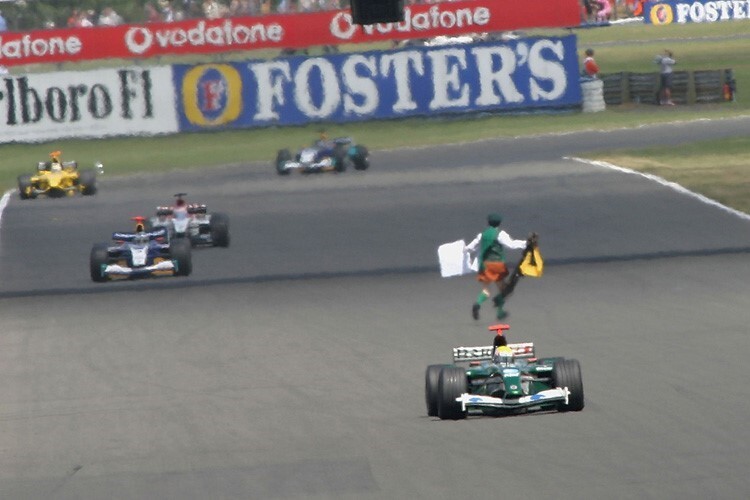 Mark Webber (vorne im Jaguar) erschrak sich in Silverstone 2003 gewaltig