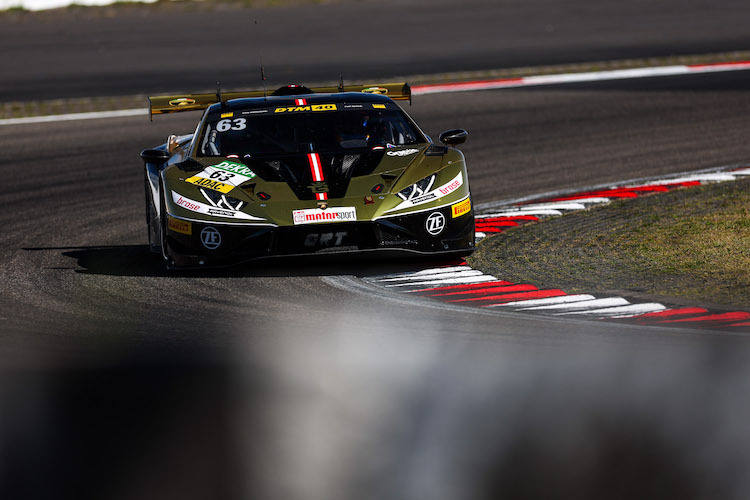 Lamborghini-Werksfahrer Pepper steuert auf dem Sachsenring den goldfarbenen Huracán GT3