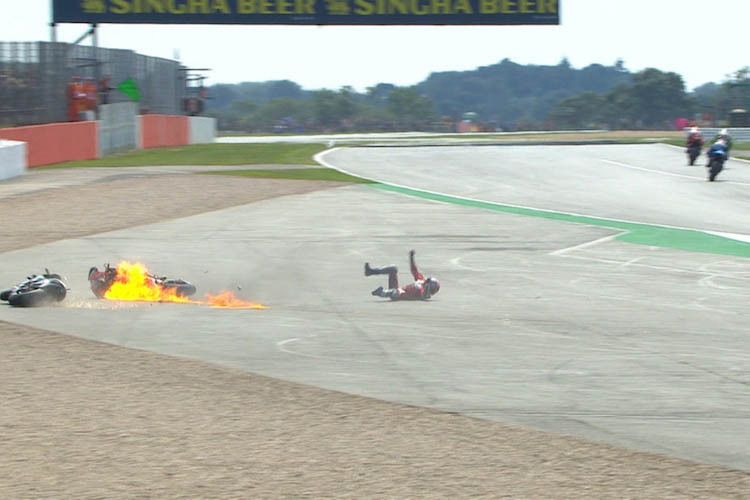 Crash in Turn 1: Die Ducati von Dovi brennt