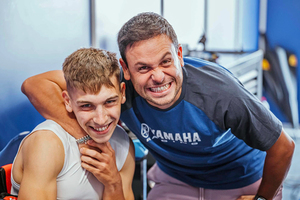 Sandro Cortese (re.) unterstützt Marvin Siebdrath)