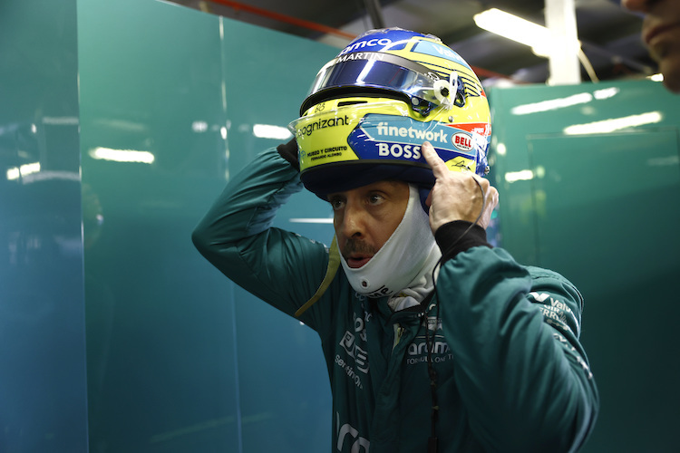 Fernando Alonso setzt weiterhin für Aston Martin den Helm auf