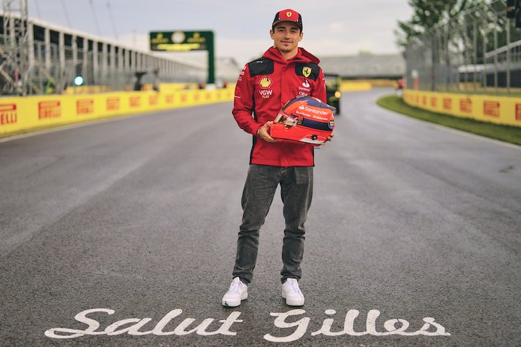 Charles Leclerc zeigt sein Helmdesign für das GP-Wochenende auf dem Circuit Gilles Villeneuve
