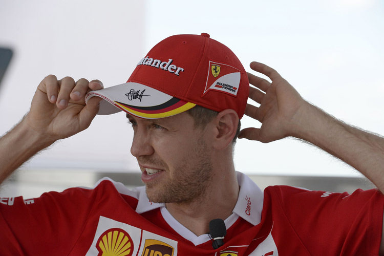 Sebastian Vettel: «Ich hätte kein Problem damit, wieder mit V12, manuellem Getriebe und zwei Knöpfen auszurücken»