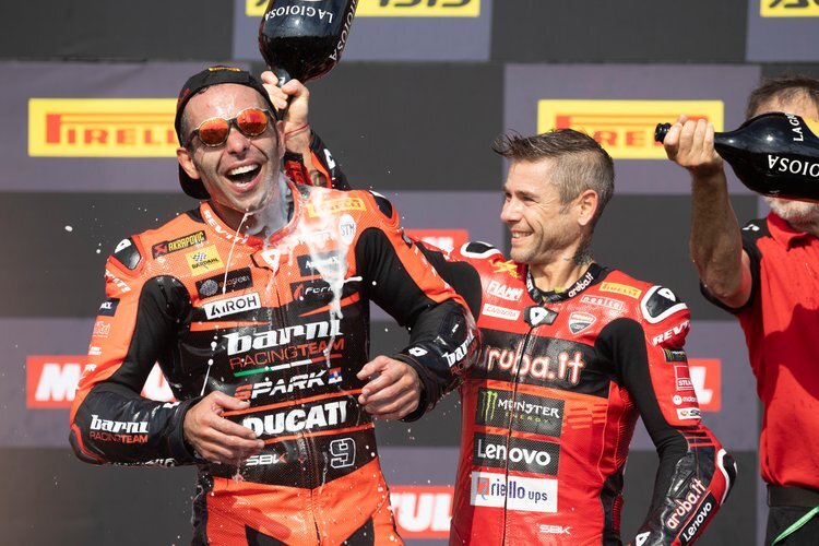 Danilo Petrucci (li) gewann in Cremona alle drei Rennen, von Alvaro Bautista gab es dafür eine Sektdusche