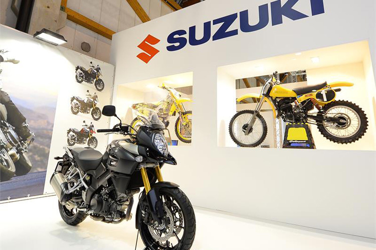 Suzuki-Messestand: Neben neuem wird auch historisches Motocross-Material hergezeigt