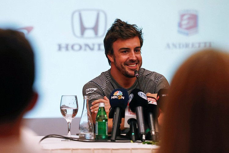 Fernando Alonso bei der Ankündigung, dass er das Indy 500 fahren wird