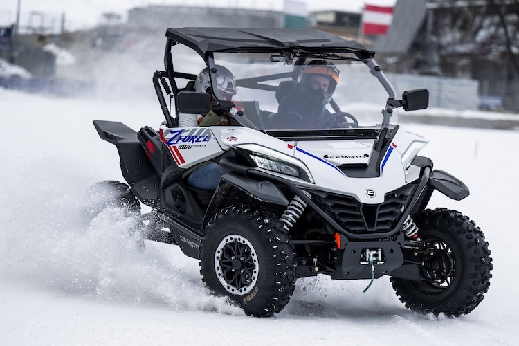 Im CF Moto Offroad Buggy ist Fahrspass im Schnee garantiert