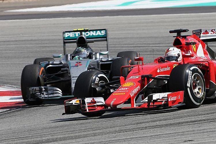 Mercedes gegen Ferrari, auch neben der Rennstrecke