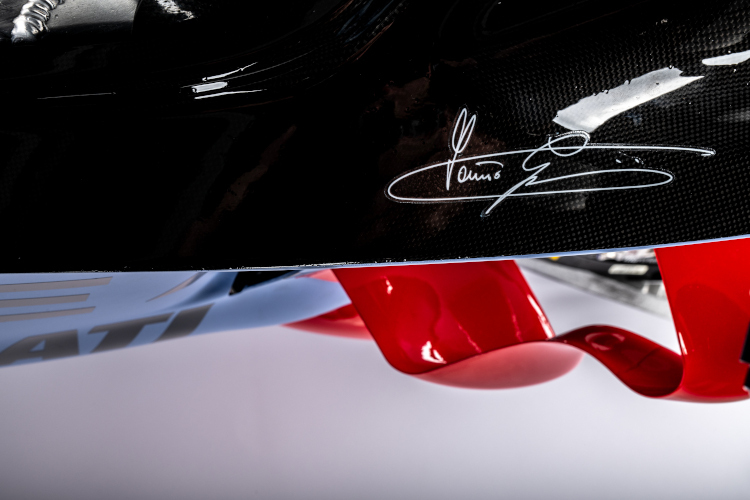 Die Unterschrift von Fausto Gresini fährt auf der Verkleidung der GP21 von Bastianini und Di Giannantonio 2022 mit