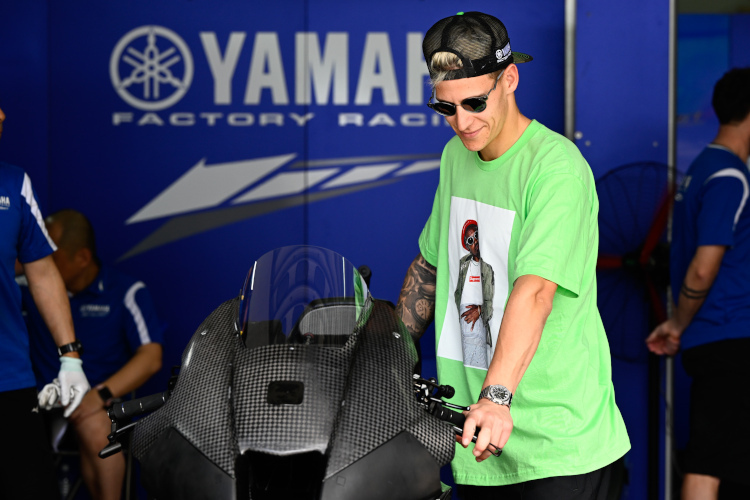 Fabio Quartararo nahm die Frontverkleidung in der Yamaha-Box unter die Lupe