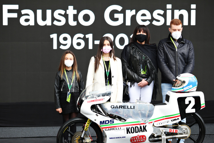 Die Familie von Fausto Gresini bei der Schweigeminute im Rahmen des Formel-1-GP in Imola im April