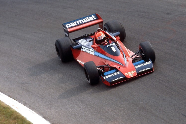 Niki Lauda auf seiner Siegesfahrt in Monza, nun mit klassischer Kühlung