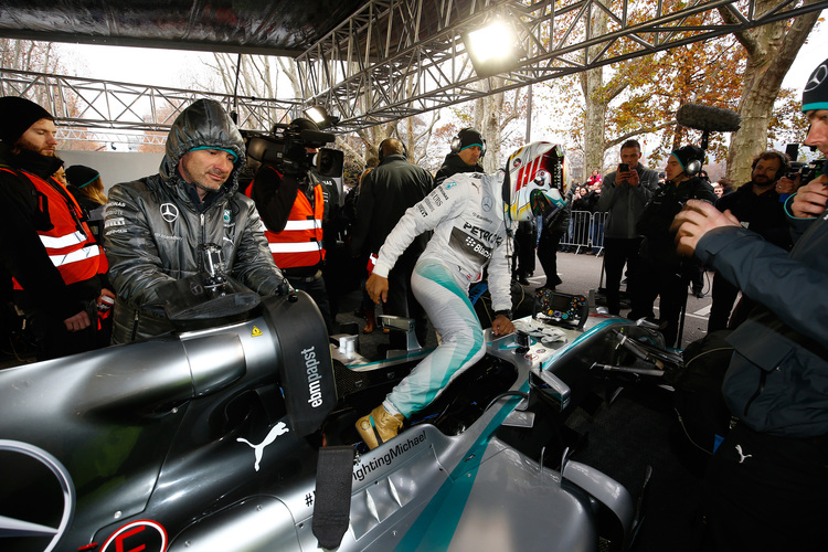 Auch in Deutschland steht Weltmeister Lewis Hamilton im Mittelpunkt der Aufmerksamkeit