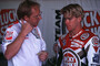 1997 bei Suzuki: Crew-Chief Stuart Shenton im Gespräch mit Anthony Gobert