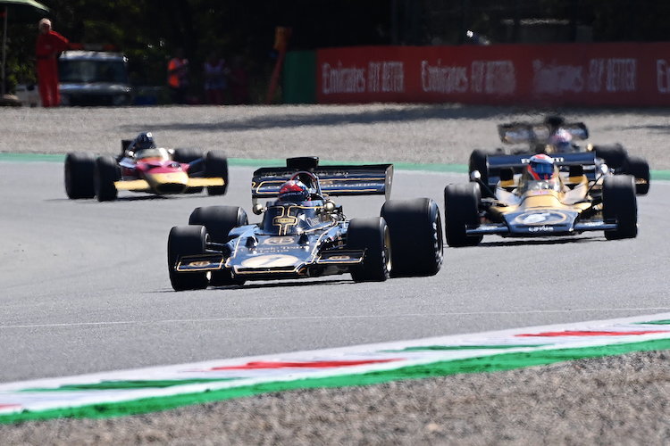 Emerson Fittipaldi im Lotus 71 von Johnny Herbert im Turbinen-Lotus 56B in Monza 2022