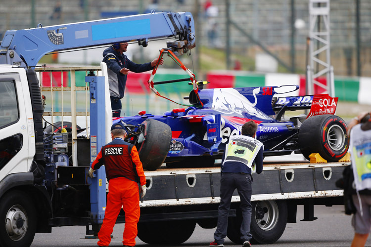 Der Renner von Carlos Sainz wurde beim Crash stark beschädigt