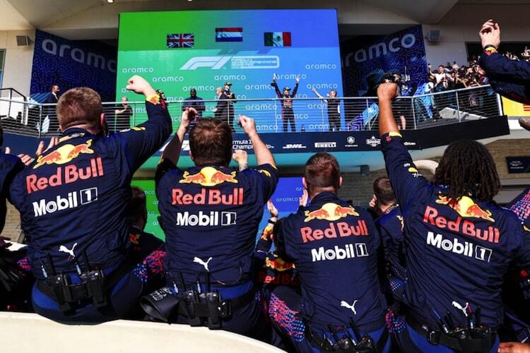 Die Red Bull Racing-Mannschaft freut sich mit Max Verstappen und Sergio Pérez