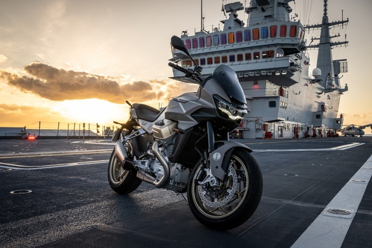 Moto Guzzi V100 Mandello Aviazione Navale: Spektakuläre Enthüllung auf dem Flugzeugträger Cavour